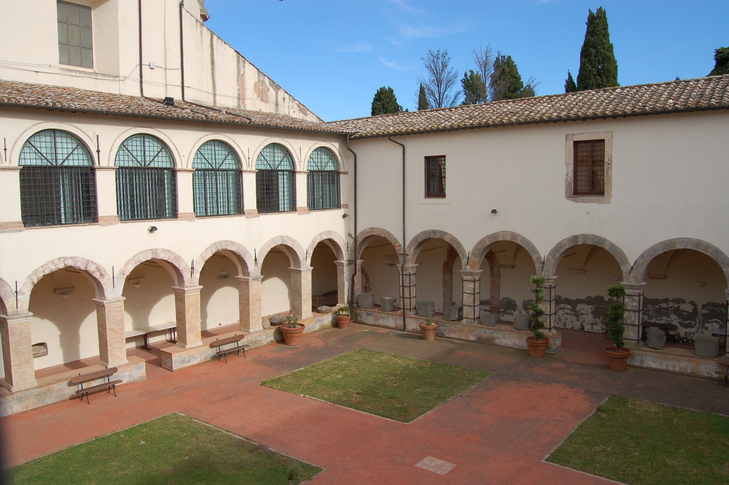 Inside courtyard of the Cultural Pole of Tolfa - Source: www.poloculturale.tolfa.it