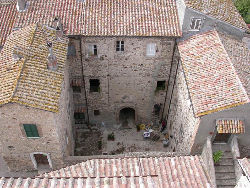 Courtyard of Palazzo Celli - Source: www.poloculturale.tolfa.it